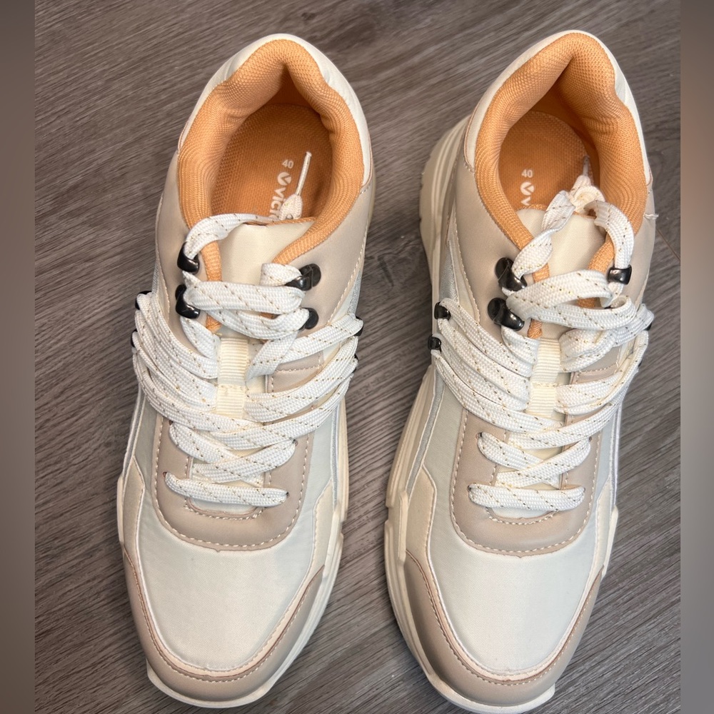 Women and men Victoria sneaker , brand new wore 1 time